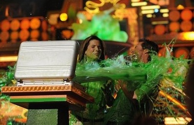 Sandra Bullock y Hugh Jackman reciben su dosis de "slime"